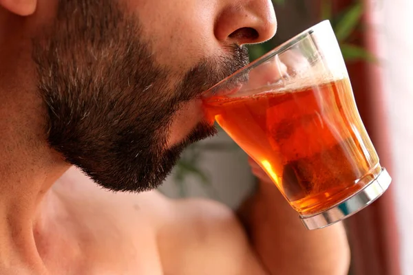 Biały Mężczyzna Brodą Pijący Czerwoną Herbatę Przy Oknie — Zdjęcie stockowe