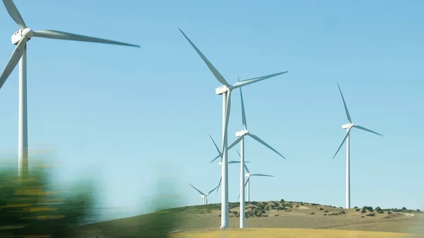 Windgeneratoren Drehen Sich Betrieb Von Einem Fahrenden Auto Aus — Stockfoto
