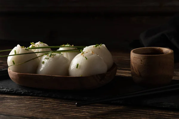 Porco cozido no vapor e camarão dim sum na pedra de ardósia na mesa de madeira — Fotografia de Stock