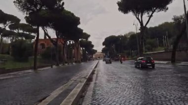 Roma, İtalya - 7 Aralık 2020: Covid19 salgını nedeniyle az sayıda turistle birlikte Konstantin Kemeri 'nin görüntüsü