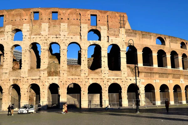 Roma Itália Dezembro 2020 Vista Coliseu Com Poucos Turistas Devido — Fotografia de Stock