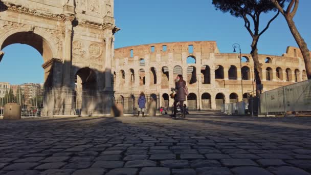 Řím Itálie Prosince 2020 Pohled Konstantinský Oblouk Koloseum Několika Turisty — Stock video