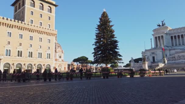 ローマ イタリア 2020年12月13日 コヴィディ19流行のためにいくつかの観光客とヴェネツィア広場で有名なクリスマスツリーのビュー — ストック動画