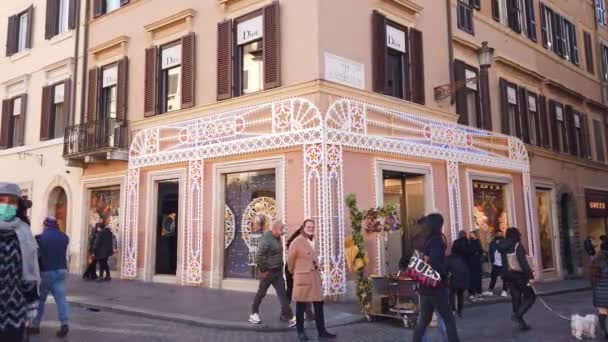 ローマ イタリア 2020年12月13日 コヴィト19の流行中にスペイン広場の眺め クリスマスショッピングで保護面を身に着けている多くの人々が散歩 — ストック動画
