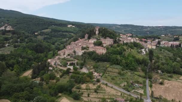 イタリアで最も美しい村の一つに選ばれたセトナの中世のトスカーナの村の見事な空中ビュー — ストック動画