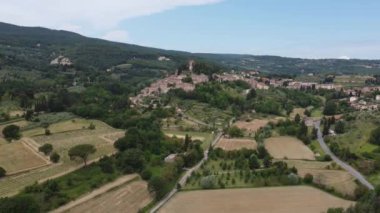 İtalya 'nın en güzel köylerinden birini seçen Ortaçağ Tuscan köyü Cetona' nın çarpıcı hava manzarası.