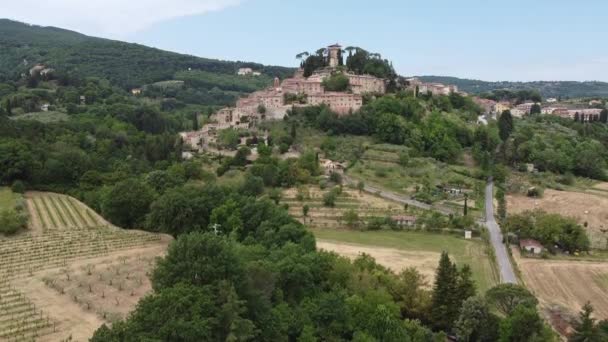 イタリアで最も美しい村の一つに選ばれたセトナの中世のトスカーナの村の見事な空中ビュー — ストック動画