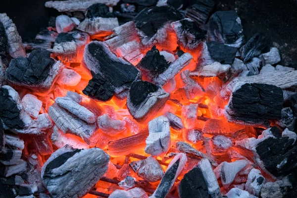 Eine Nahaufnahme Glühender Und Flammender Kohlestücke Bereit Zum Grillen — Stockfoto