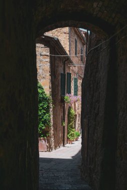 İtalya 'nın ünlü Pienza, Toskana kentinin karakteristik sokaklarına bakın.