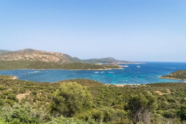İtalya 'nın harika güney Sardunya kıyıları Teulada' nın panoramik manzarası. Kayaların ve bitki örtüsünün renklerinin aksine denizin güzel turkuaz renklerine dikkat edin..
