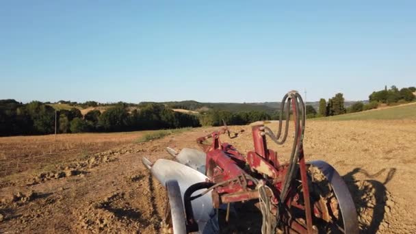 Närbild Plog Som Står Kulle Den Idylliska Toskanska Landsbygden Toscana — Stockvideo