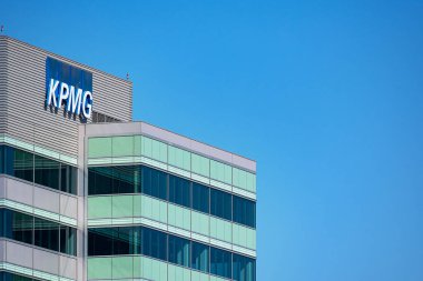 Silikon Vadisi 'ndeki modern kampüs binasında KPMG tabelası - Santa Clara, California, ABD - 2020