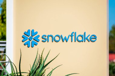 Şirket merkezinin girişinde kar tanesi tabelası ve logo var. Snowflake Inc. bulut tabanlı bir veri depolama şirketidir - San Mateo, Kaliforniya, ABD - 2020