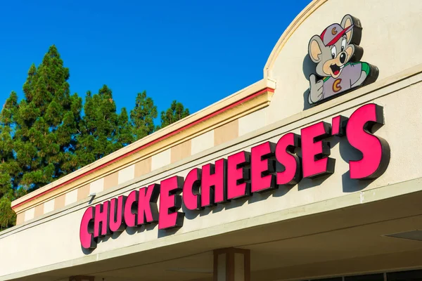 Restoranın girişindeki Chuck E. Peynir tabelası. Chuck E. Cheese, Amerikan aile eğlence merkezleri ve restoranları zinciri. Cupertino, Kaliforniya, ABD - 2020