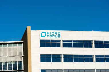 Silikon Vadisi 'ndeki çok uluslu yazılım ve bilgi teknolojileri şirketinde Mikro Odak imzası ve logosu - Santa Clara, Kaliforniya, ABD - 2020