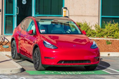 Kırmızı Tesla Model 3 aracı şarj edildi ve şarj ediliyor - San Jose, California, ABD - 2020
