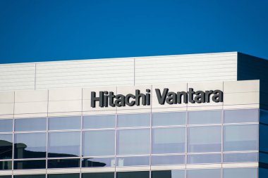 Hitachi Vantara logosu merkezin dış tarafında. Hitachi Vantara, Santa Clara, Kaliforniya, ABD - 2020 şirketlerine donanım, yazılım ve hizmet sunmaktadır.