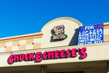 Chuck E. Cheese logosu ve el işi reklam levhası aile eğlence merkezi ve restoranı Cupertino, California, ABD 'nin girişinden 20 dolara 4 ürün seç - 2020