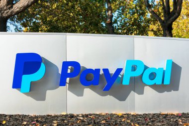 PayPal logosu ve imzası Silikon Vadisi 'ndeki şirket merkezinde. PayPal Holding Inc., San Jose, Kaliforniya, ABD - 2020 ABD 'de dünya çapında online ödemeler yürüten bir Amerikan şirketidir.