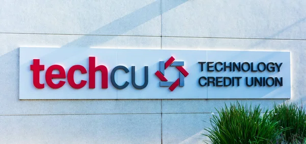 Techcu的标志和签名在信用社总部 科技信用合作社是一家以硅谷为基地的信用合作社 美国加州圣何塞 2020年 — 图库照片