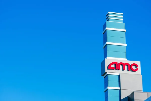 在阳光明媚的日子里 美国加利福尼亚州桑尼维尔市 Amc的路标在电影院上方的蓝天下高举 — 图库照片