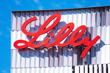 Lilly logosu, Amerikalı bir ilaç şirketi olan Eli Lilly and Company 'nin Lilly Biyoteknoloji Merkezi kampüsünün tepesinde - San Diego, California, ABD - 2020