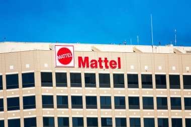 Mattel, Amerikan çok uluslu oyuncak üreticisi El Segundo, California, ABD 2020 'deki genel merkez binasının üstündeki logoyu imzaladı.
