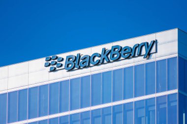 BlackBerry Limited kampüsündeki Blackberry logosu. BlackBerry Ltd, BlackBerry akıllı telefonlarının eski geliştiricisi, şirket yazılımı ve IOT - Irvine, California, ABD - 2020