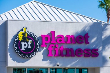 Fitness kulübünde spor salonu tabelası. Planet Fitness, San Diego, Kaliforniya, ABD 'de 2020 yılında kurulmuş bir spor salonu bayiliği ve işletmecisidir.