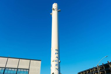 SpaceX, Uzay Keşif Teknolojileri Şirketi 'nin merkez binasında Falcon 9 roket iticisi. SpaceX özel bir Amerikan havacılık üreticisi Hawthorne, California, ABD - 2020