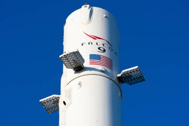 SpaceX Uzay Keşif Teknolojileri Şirketi 'nin genel merkezinde sergilenen roket iticisinde Falcon 9 işareti. SpaceX özel bir Amerikan havacılık üreticisi Hawthorne, California, ABD - 2020