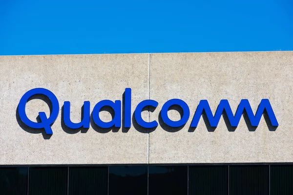 总部大楼的高通标志 高通公司 Qualcomm Incorporated 是一家美国跨国半导体和电信设备公司 美国加利福尼亚州圣地亚哥 2020 — 图库照片