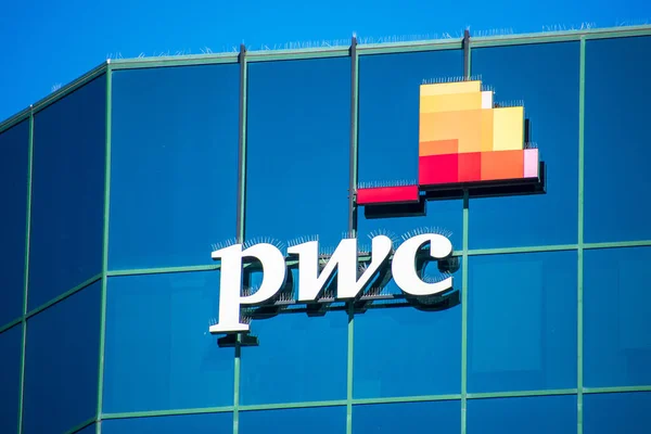 Pwc Logo Kantoor Pricewaterhousecoopers Een Multinationaal Netwerk Van Professionele Dienstverleners — Stockfoto