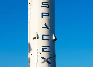 SpaceX işaret logosu Falcon 9 roket güçlendiricisi SpaceX karargahında sergileniyor. SpaceX özel bir Amerikan havacılık üreticisi Hawthorne, California, ABD - 2020