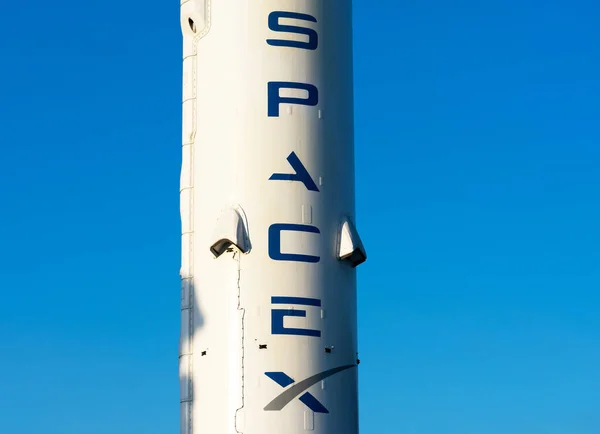 Spacex Jel Logó Falcon Rakétaindító Kijelzőjén Spacex Főhadiszállásán Spacex Egy — Stock Fotó
