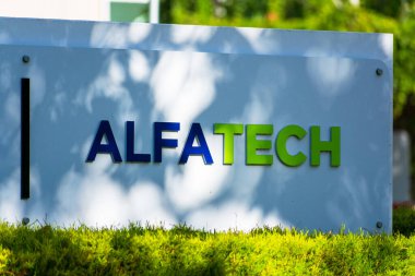 Mekanik ve elektrik mühendisliği firması San Jose, California, ABD 2020 'deki AlfaTech tabelası.