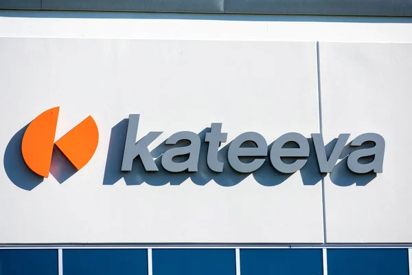 Kateeva Logo Schild am Hauptsitz der Elektro-und Elektronikhersteller - Newark, Kalifornien, USA - 2020 — Stockbild Kateeva Logo Schild Hauptsitz Der Elektro Und Elektronikhersteller Newark Kalifornien — Stockfoto