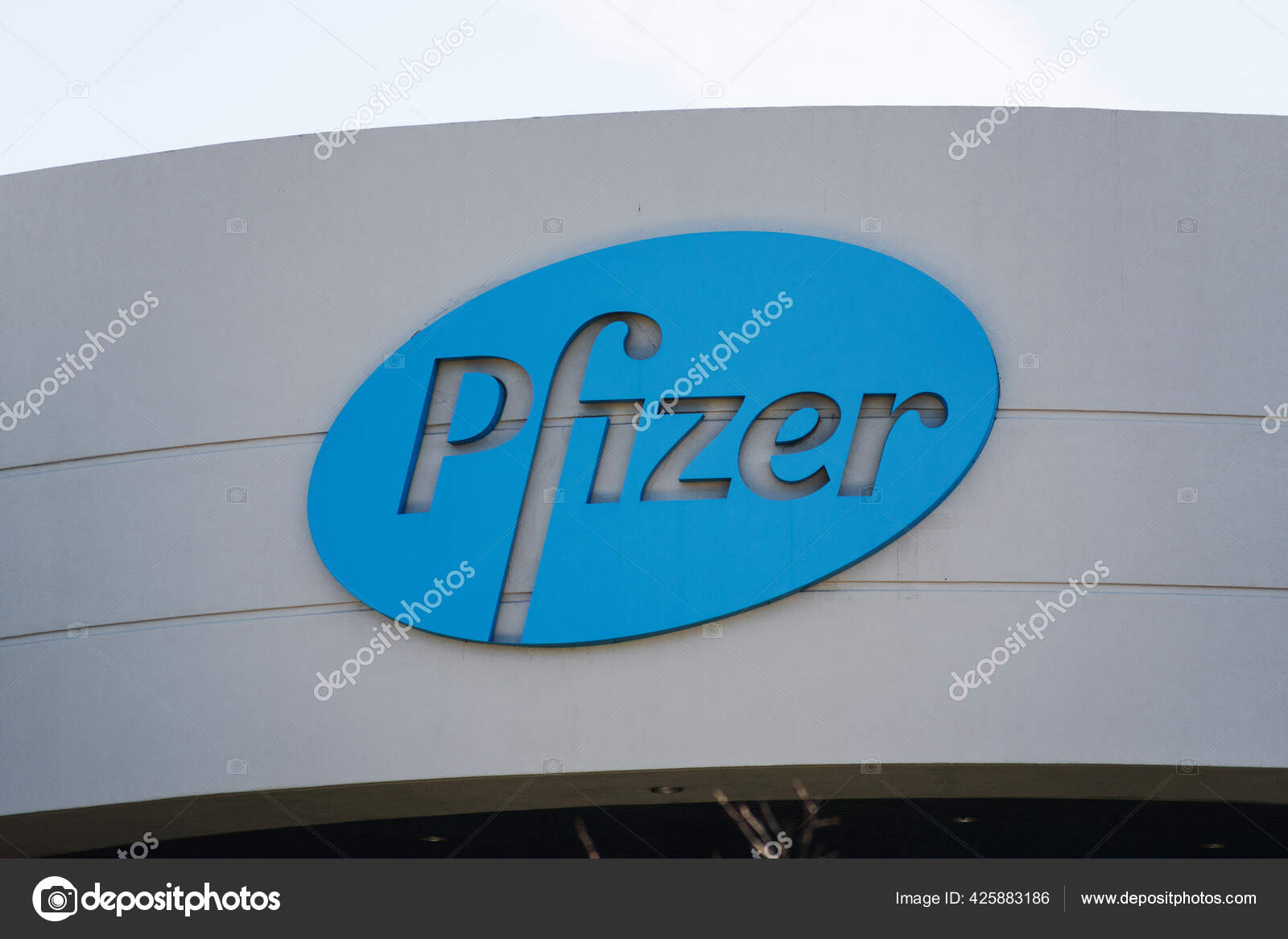 制药公司校园里的辉瑞标志辉瑞制药Pfizer Inc 是一家跨国制药公司总部位于美国加利福尼亚州纽约市旧金山2020年—— 库存社论照片©  MichaelVi #425883186