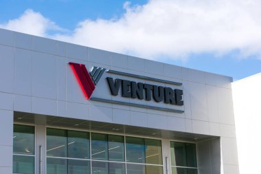 Silikon Vadisi 'ndeki karargahta Venture işareti logosu. Venture Corporation Limited, Singapur merkezli teknoloji hizmetleri, ürünler ve çözümler sağlayıcısı - Milpitas, California, ABD - 2020
