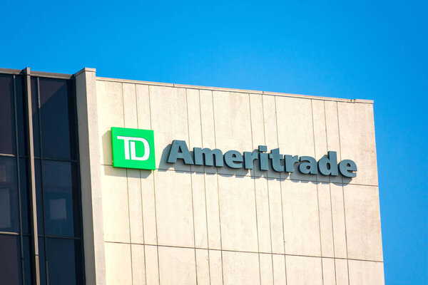 TD Ameritrade вывесить логотип на фасаде здания. TD Ameritrade является брокером, который предлагает электронную торговую платформу для торговли финансовыми активами - Лос-Анджелес, Калифорния, США - 2020