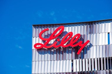 Eli Lilly logosu, Amerikalı bir ilaç firması olan Eli Lilly and Company 'nin Lilly Biyoteknoloji Merkezi kampüsünün tepesinde.