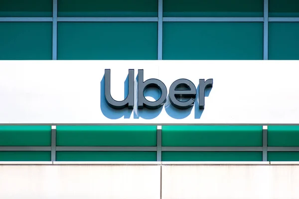 シリコンバレーのオフィスでUberの看板やロゴ サンフランシスコを拠点とするUber Technologiesは 米国カリフォルニア州サニーベール 2020年 — ストック写真