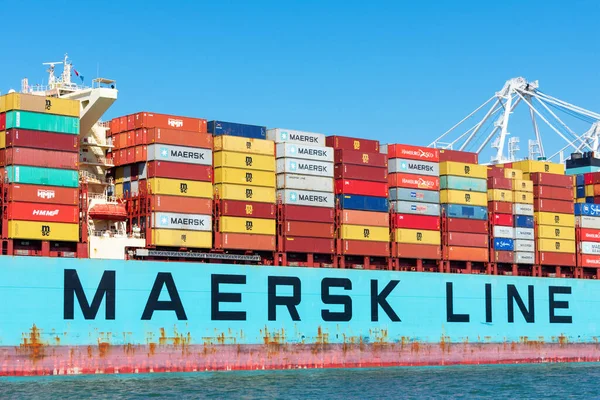 在蓝色天空下 Maersk Line集装箱船在货物装卸作业中堆放了五颜六色的货轮 美国加利福尼亚州奥克兰 2019年 — 图库照片