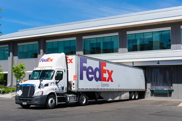 Доставка Грузовика Fedex Express Причале Коммерческого Здания Сан Хосе Калифорния — стоковое фото