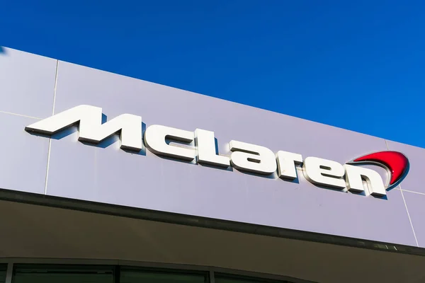 麦拉伦标志高于英国汽车制造商麦拉伦汽车经销商在硅谷 帕洛阿尔托 加利福尼亚州 2019年 — 图库照片
