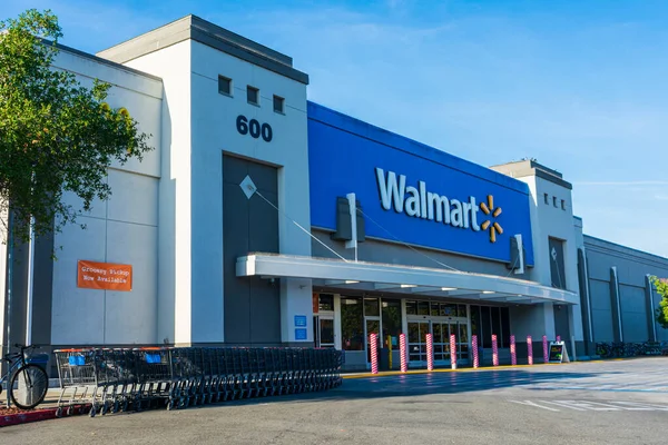 沃尔玛商店的正面和入口 沃尔玛 Walmart Inc 是一家美国跨国零售公司 美国加州山区景 Mountain View 2020 — 图库照片