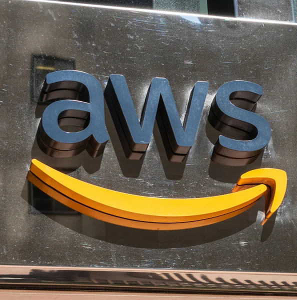 AWS müşterileri, girişimciler ve geliştiriciler için Amazon ofisinin ön cephesinde AWS işareti - San Francisco, California, ABD - 2019