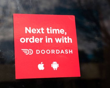 Kapatın. Kapı Çizgisi Kırmızı çıkartma reklam dağıtım servisi. İstenildiği takdirde, Kapı Çizgisi ile hazır yemek dağıtım servisi - San Jose, California, ABD - 2020