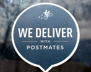 Kapatın. Postmates siyah çıkartma reklam dağıtım servisi- San Jose, California, ABD - 2020