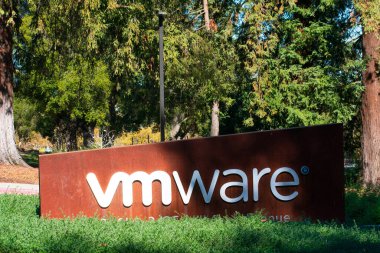 Silikon Vadisi 'ndeki kampüs merkezinin girişinde VMware işareti var. VMware, Dell Technologies 'e bağlı Palo Alto, California, ABD - 2020